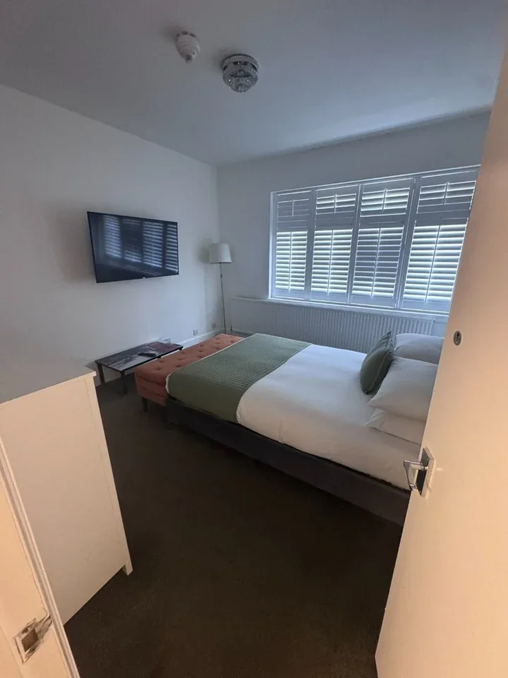 Room Bayswater Road in City of Westminster