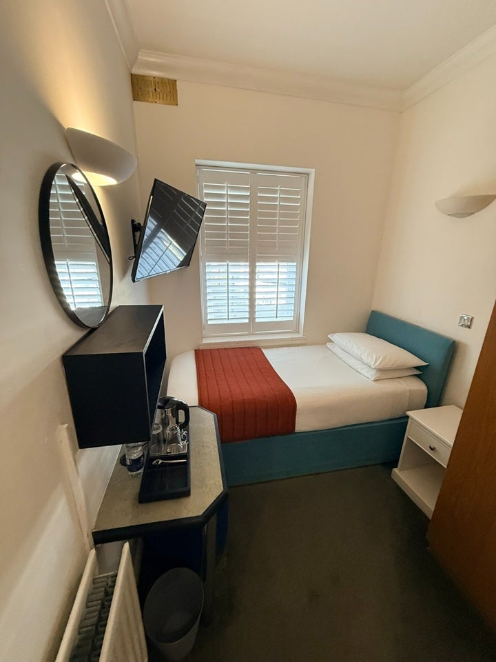 Room Bayswater Road in City of Westminster