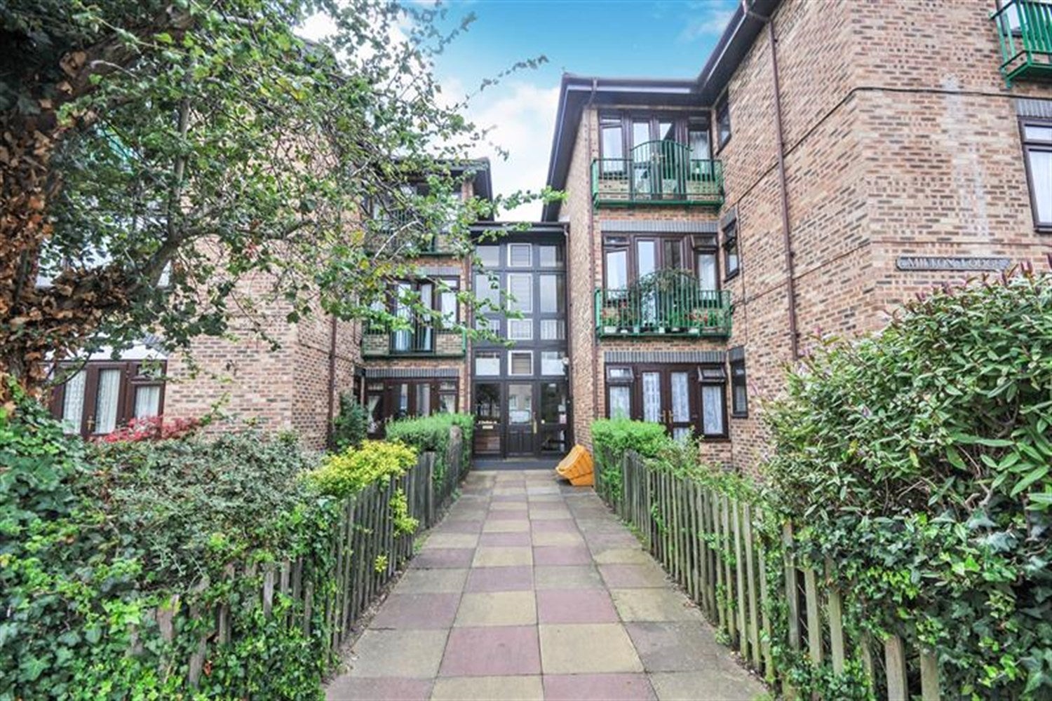 Flat Damon Close in Greater London