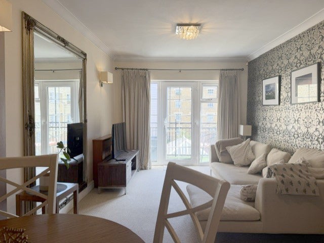 Flat Royal Mint Street in Greater London