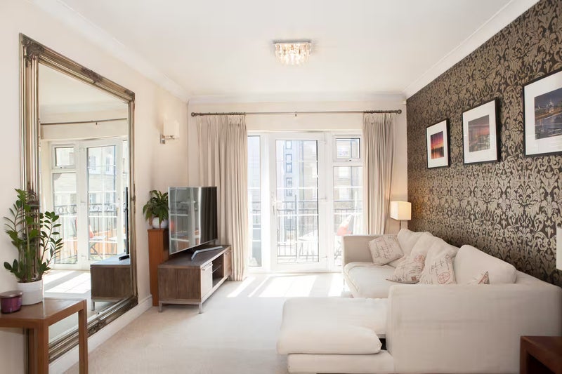 Flat Royal Mint Street in Greater London