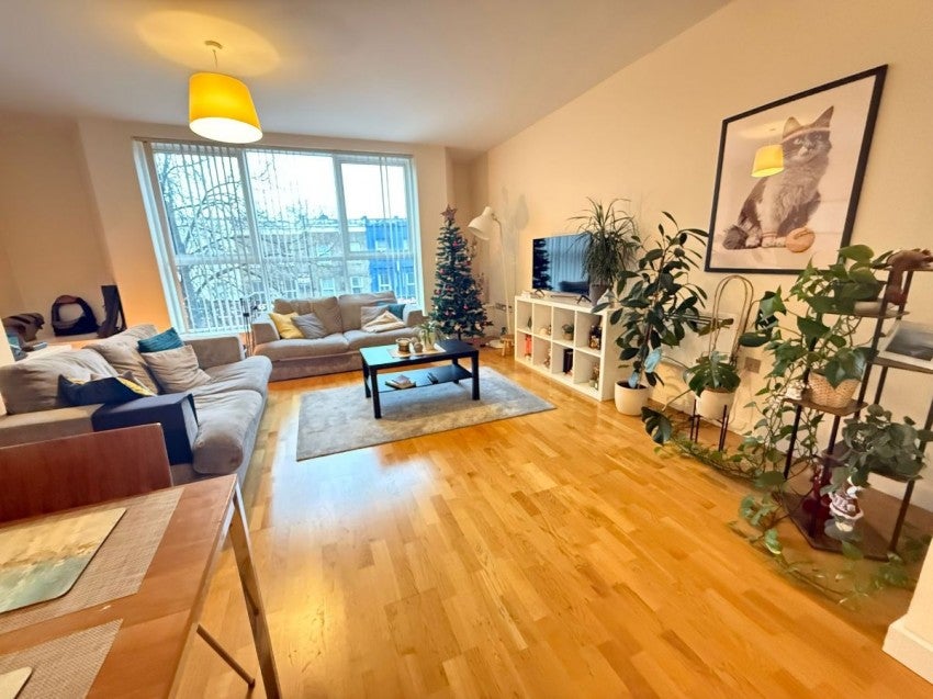 Flat Axminster Road in Greater London
