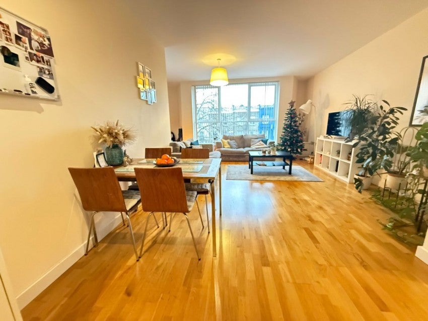 Flat Axminster Road in Greater London