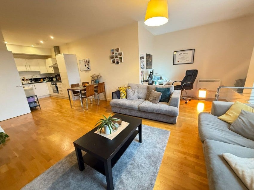 Flat Axminster Road in Greater London