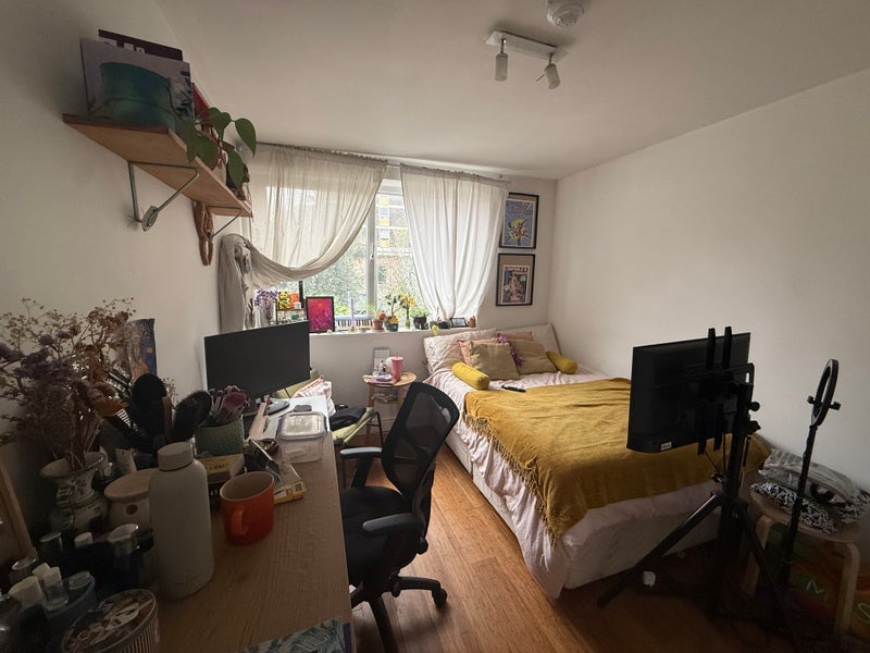 Room Canal Walk in Greater London