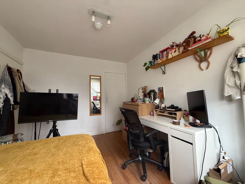 Room Canal Walk in Greater London