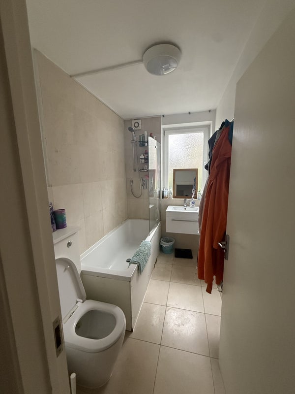 Room Canal Walk in Greater London