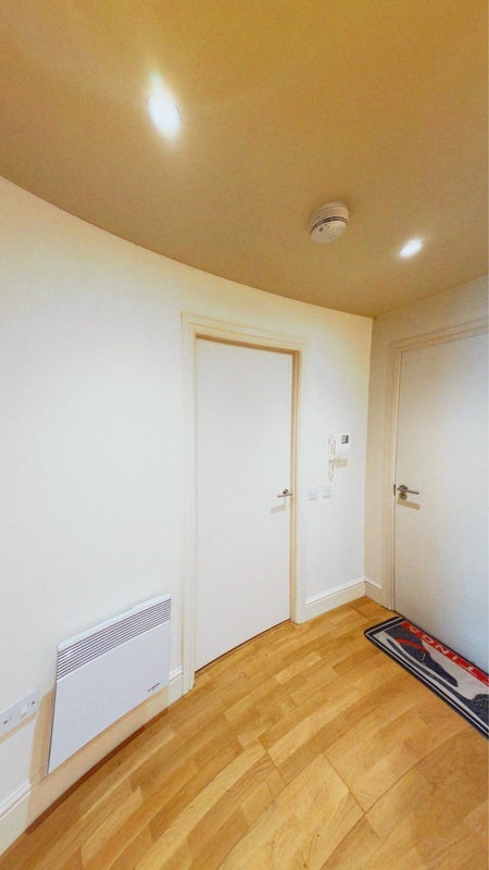 Room Commercial Road in Greater London