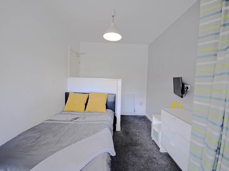 Room Gwenfron Road in Liverpool