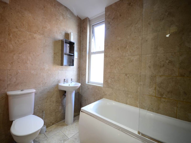 Room Gwenfron Road in Liverpool