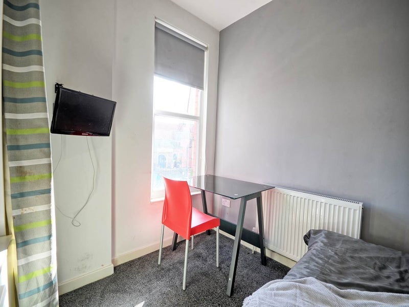 Room Gwenfron Road in Liverpool