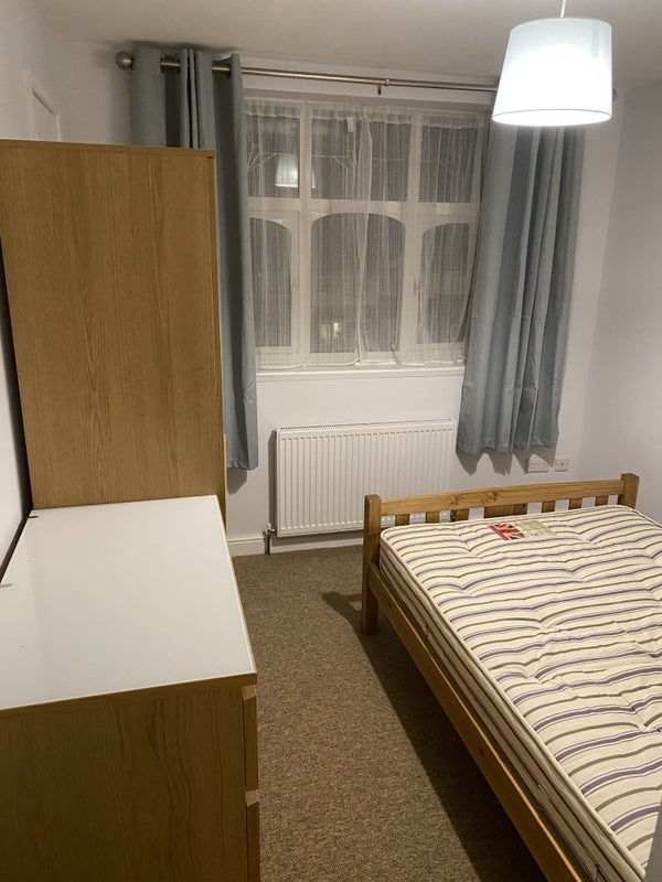 Room Dunkery Road in Greater London