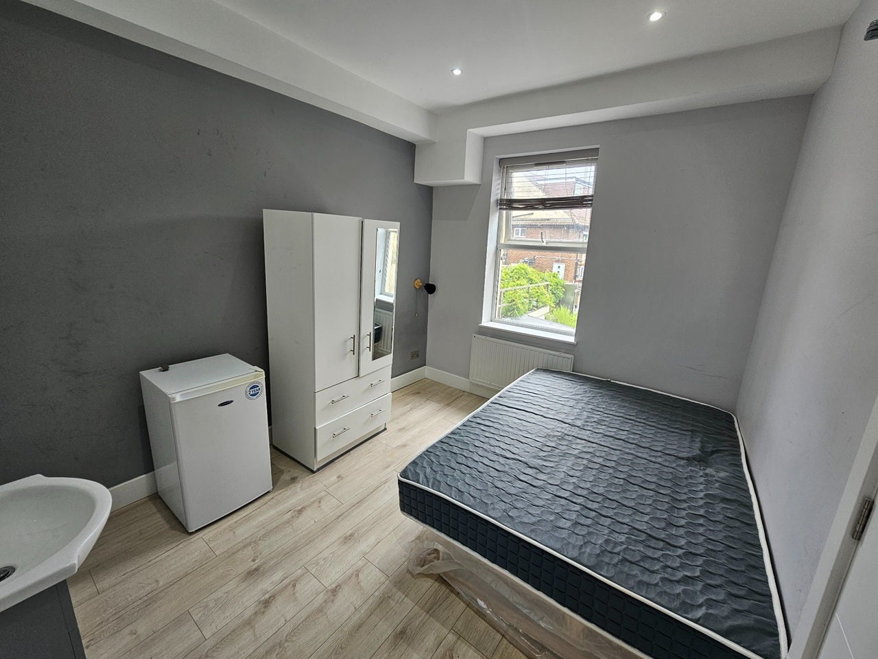 Flat Grove Vale in Greater London