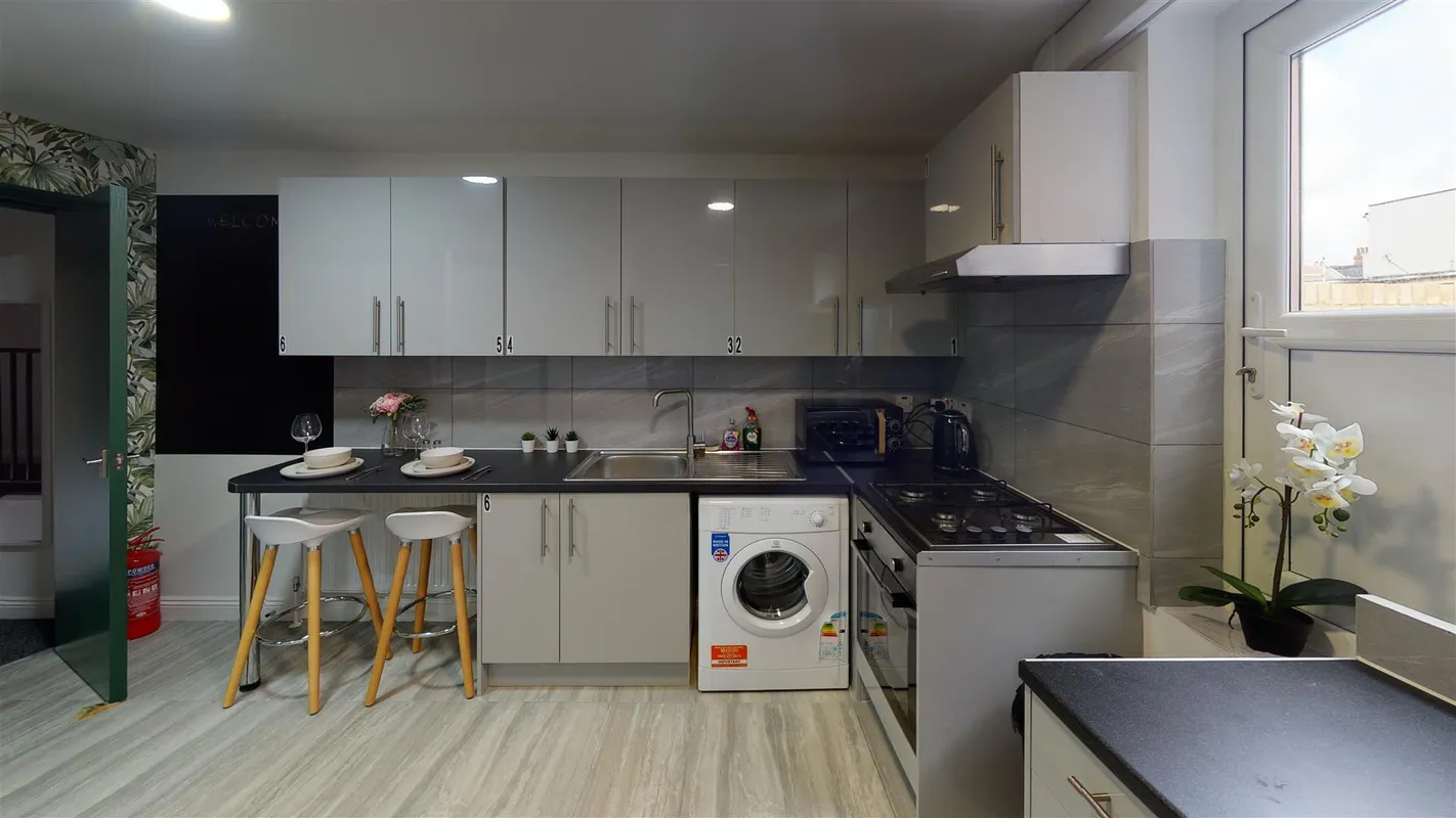 Room Harrow Road in Greater London