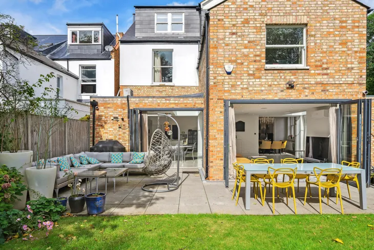 Flat Walm Lane in Greater London