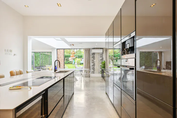 Flat Walm Lane in Greater London