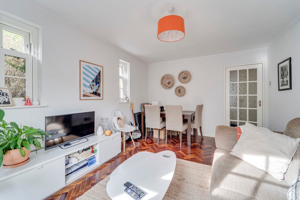 Flat Ashmount Road in Greater London