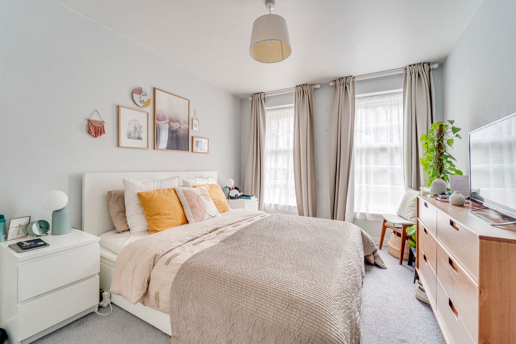 Flat Ashmount Road in Greater London