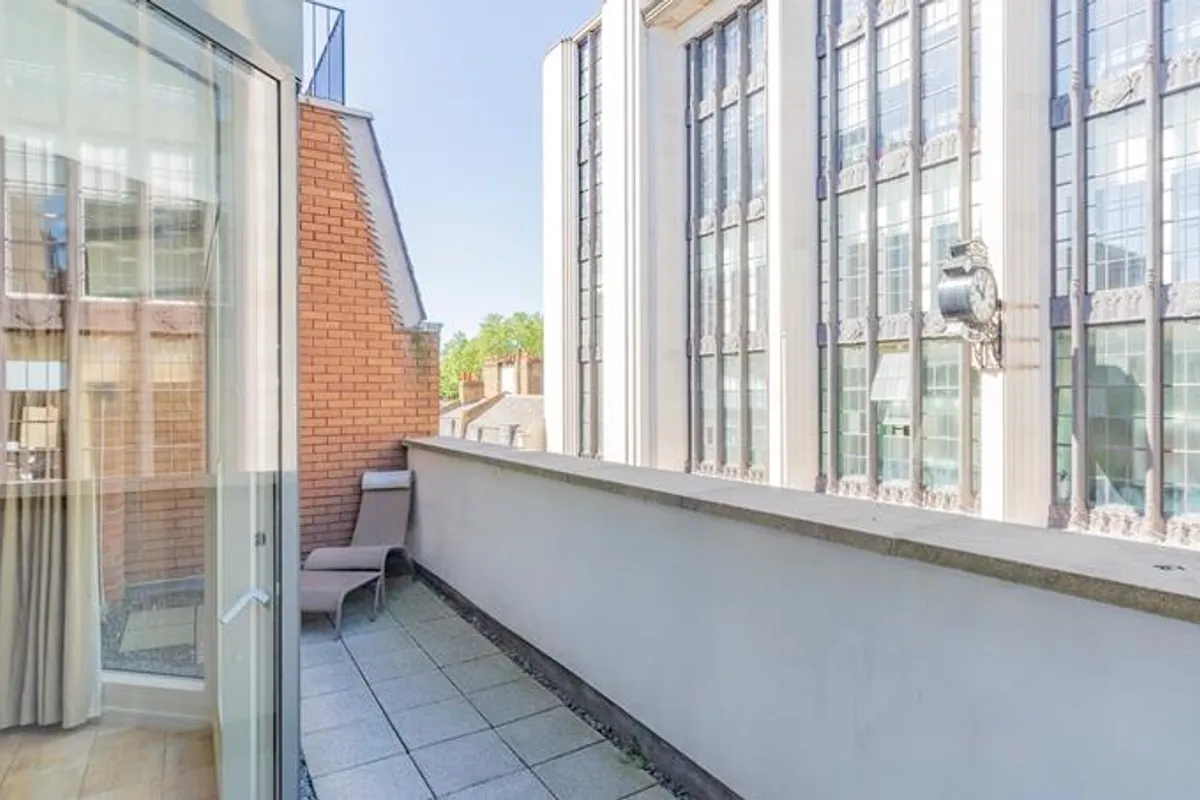 Flat Young Street in Greater London