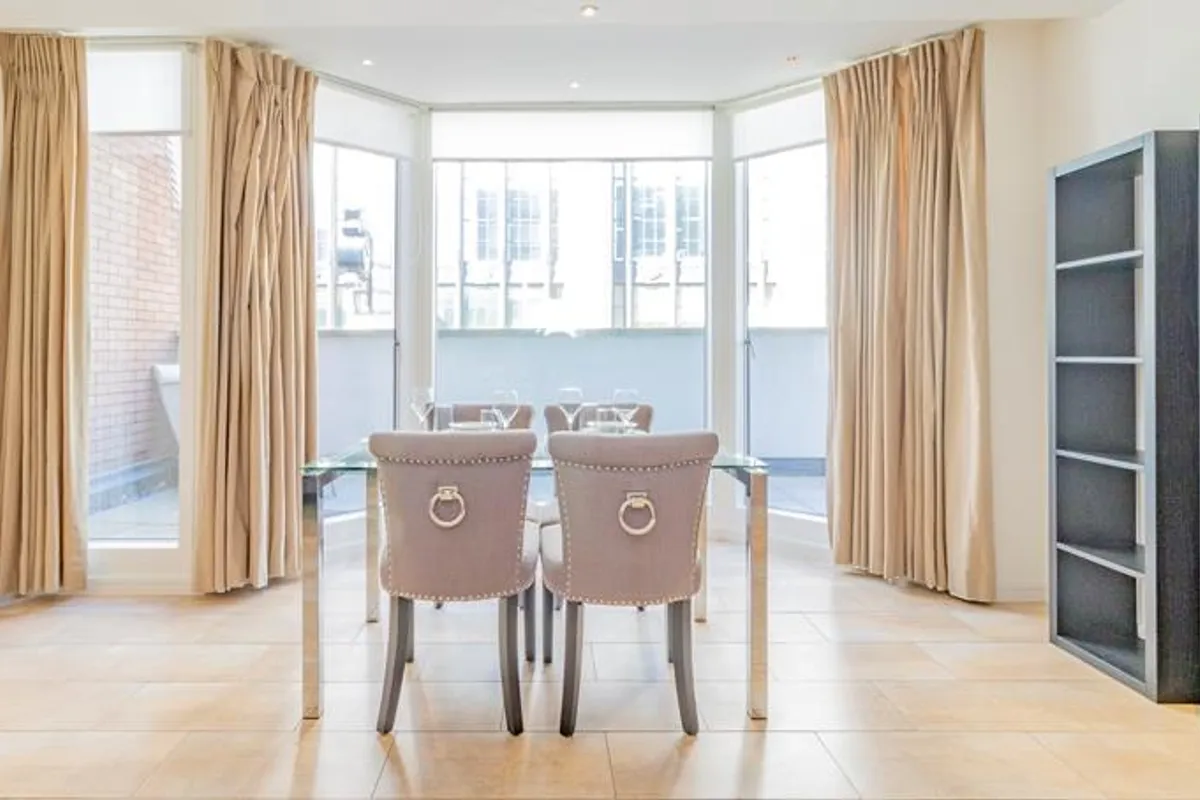 Flat Young Street in Greater London