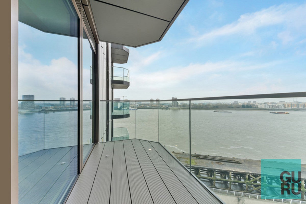 Flat Dockside Road in London