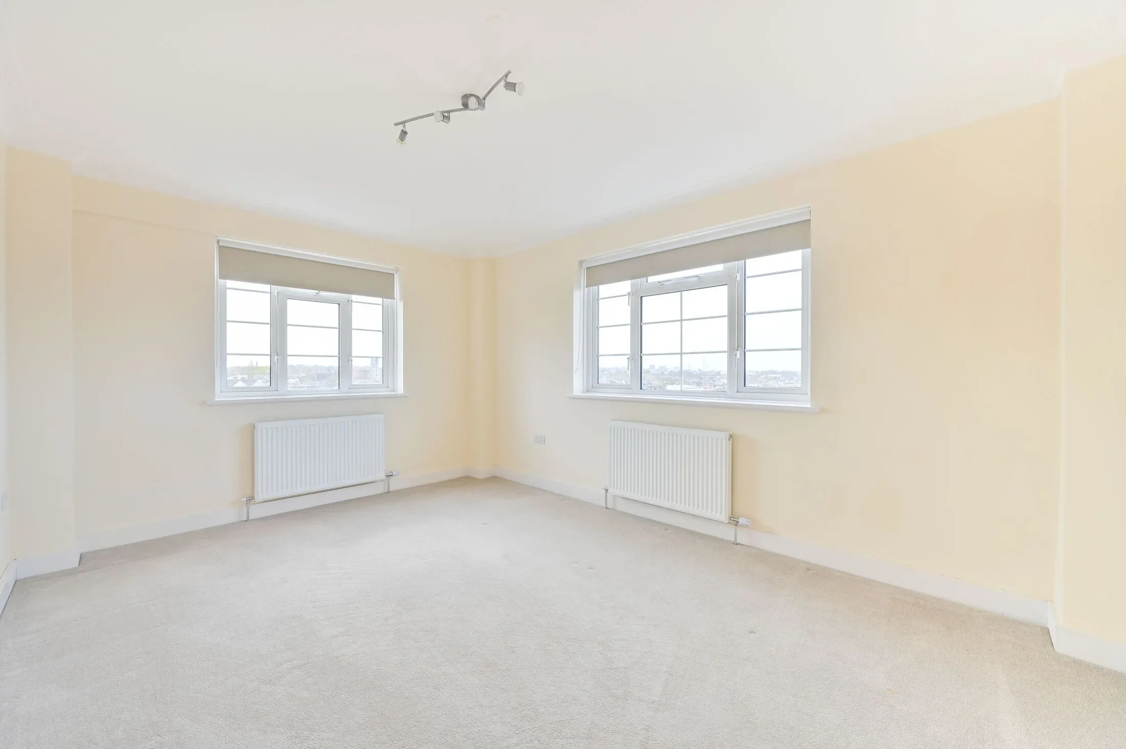Flat Ashford Road in Greater London