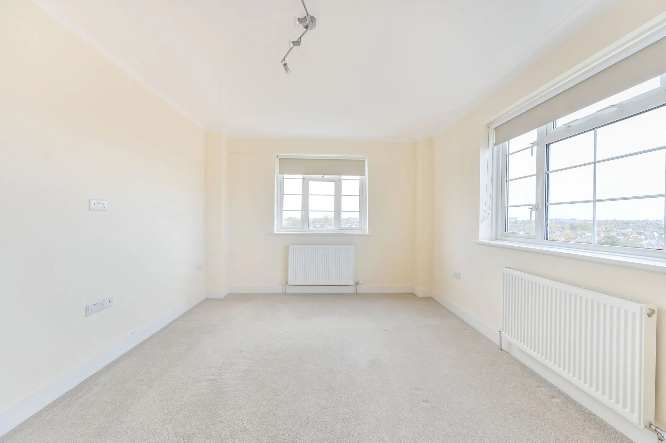 Flat Ashford Road in Greater London