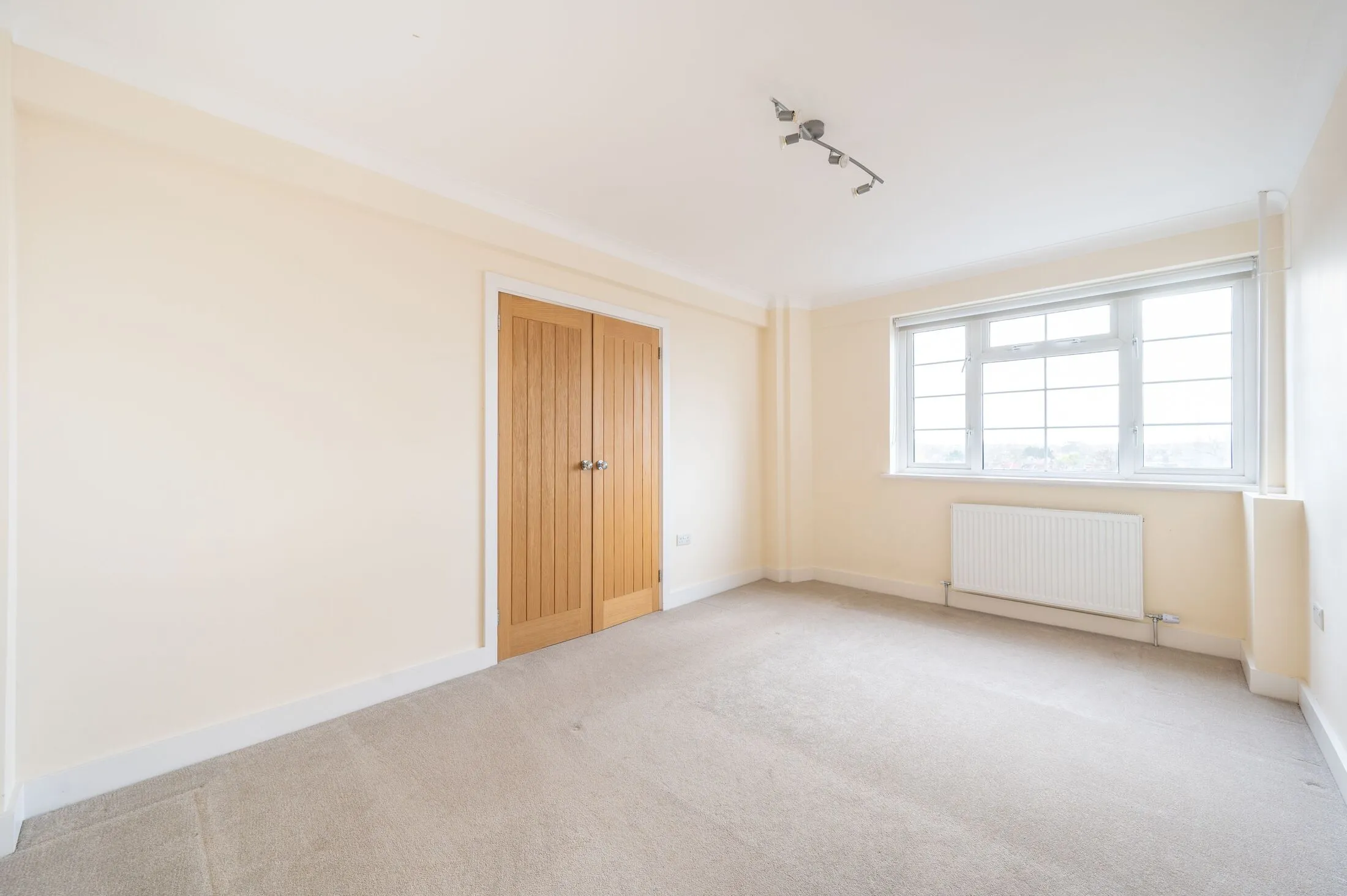Flat Ashford Road in Greater London