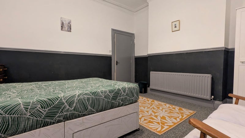 Room Hendon Valley Road in Sunderland