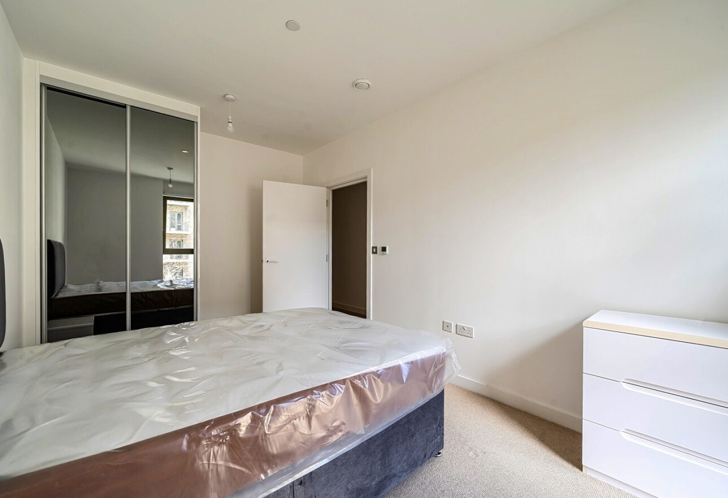 Flat Atlantis Avenue in Greater London