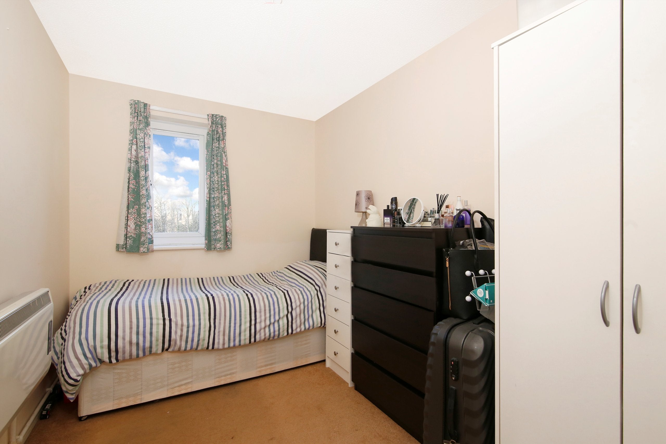 Flat Bernard Ashley Drive in Greater London