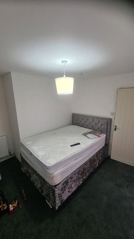 Room Falcon Drive in Chadderton