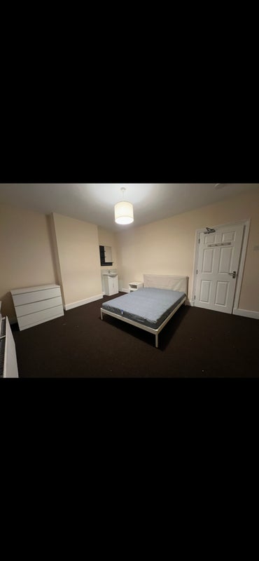 Room Davidson Road in Greater London