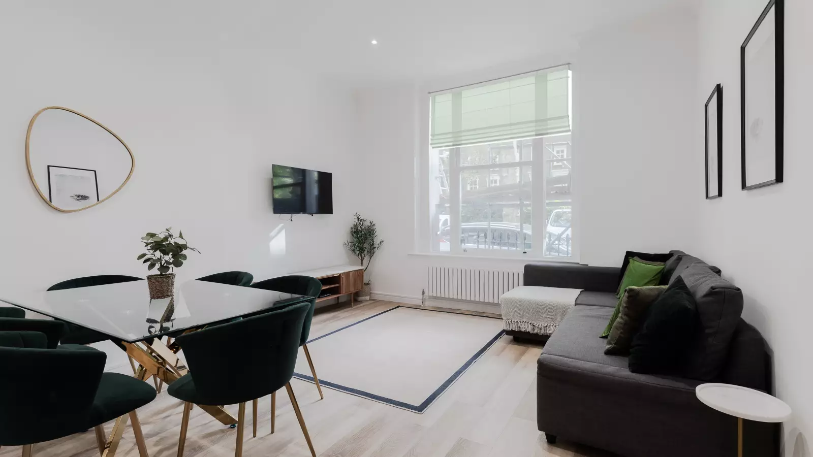 Flat Spring Street in City of Westminster