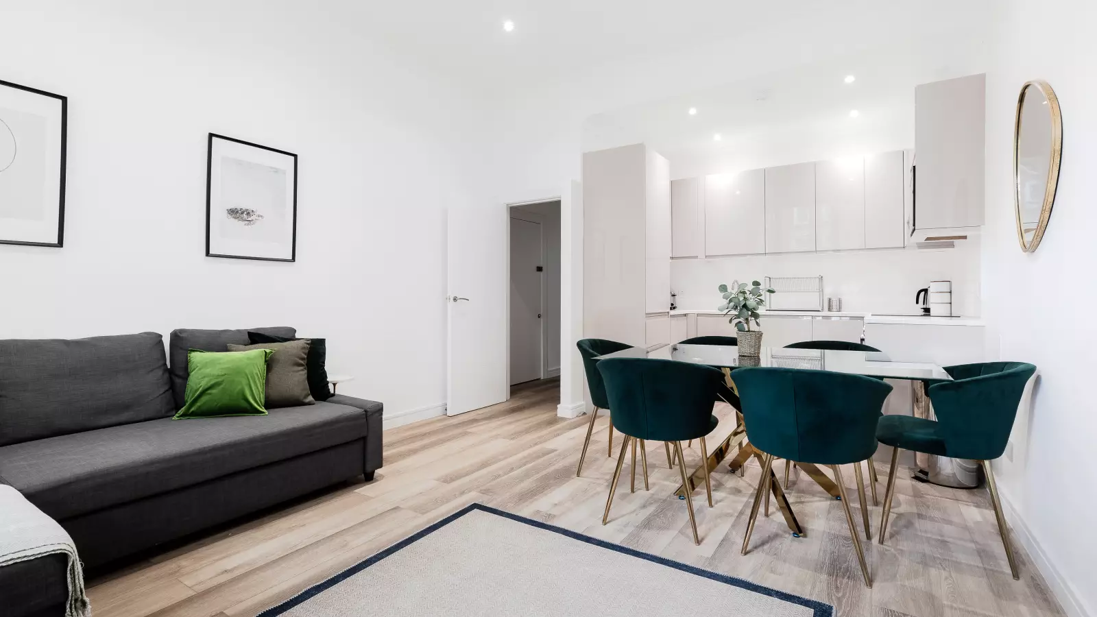 Flat Spring Street in City of Westminster