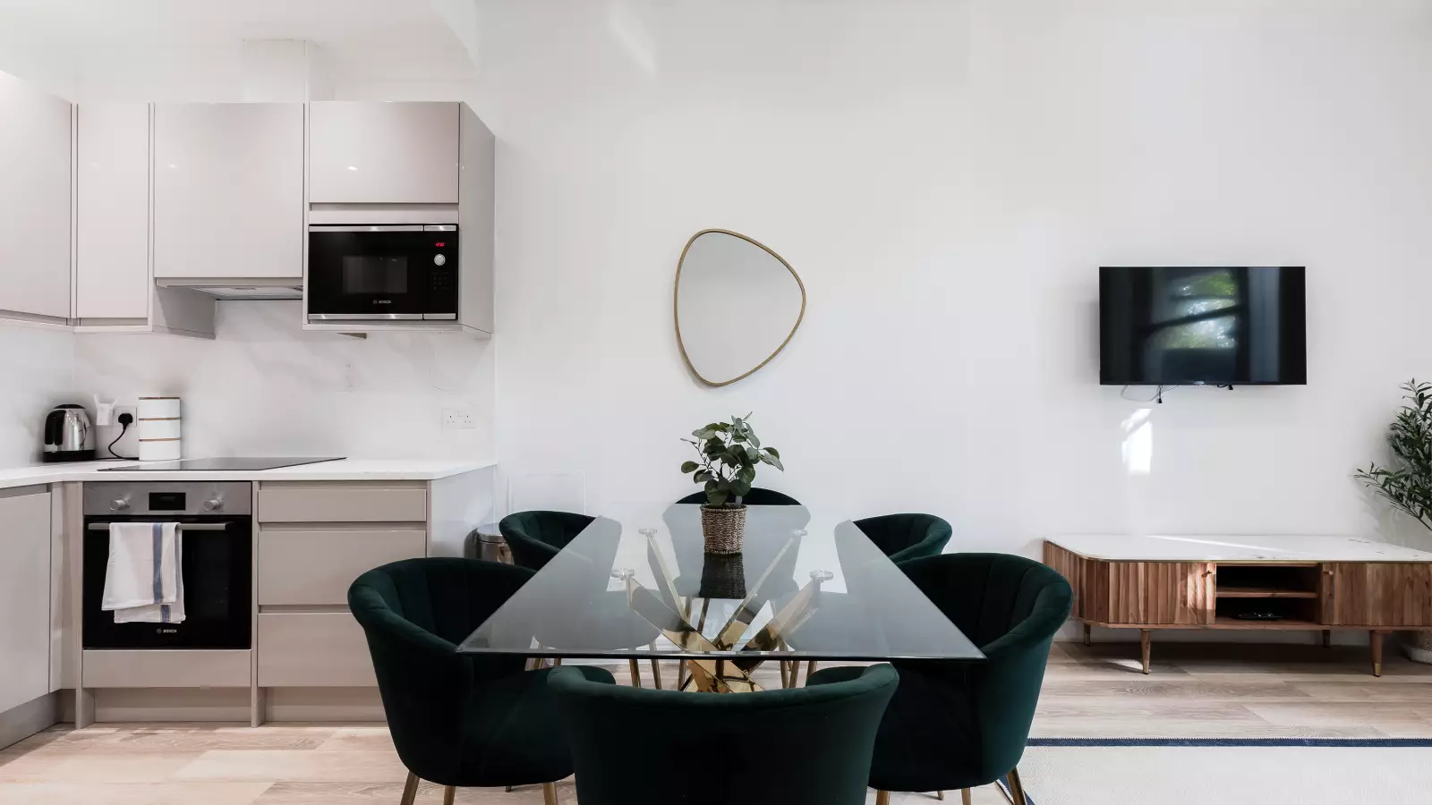 Flat Spring Street in City of Westminster