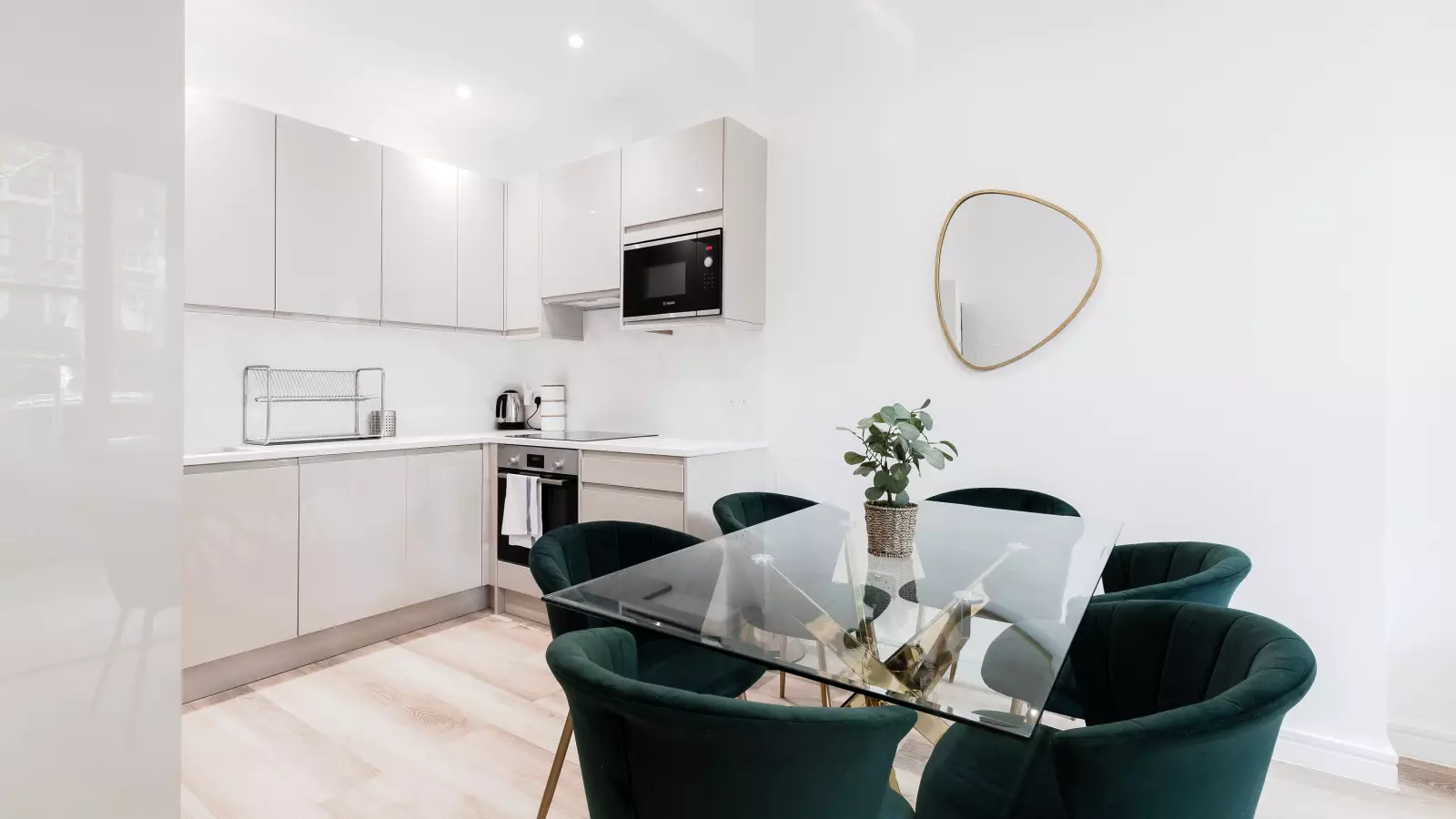 Flat Spring Street in City of Westminster