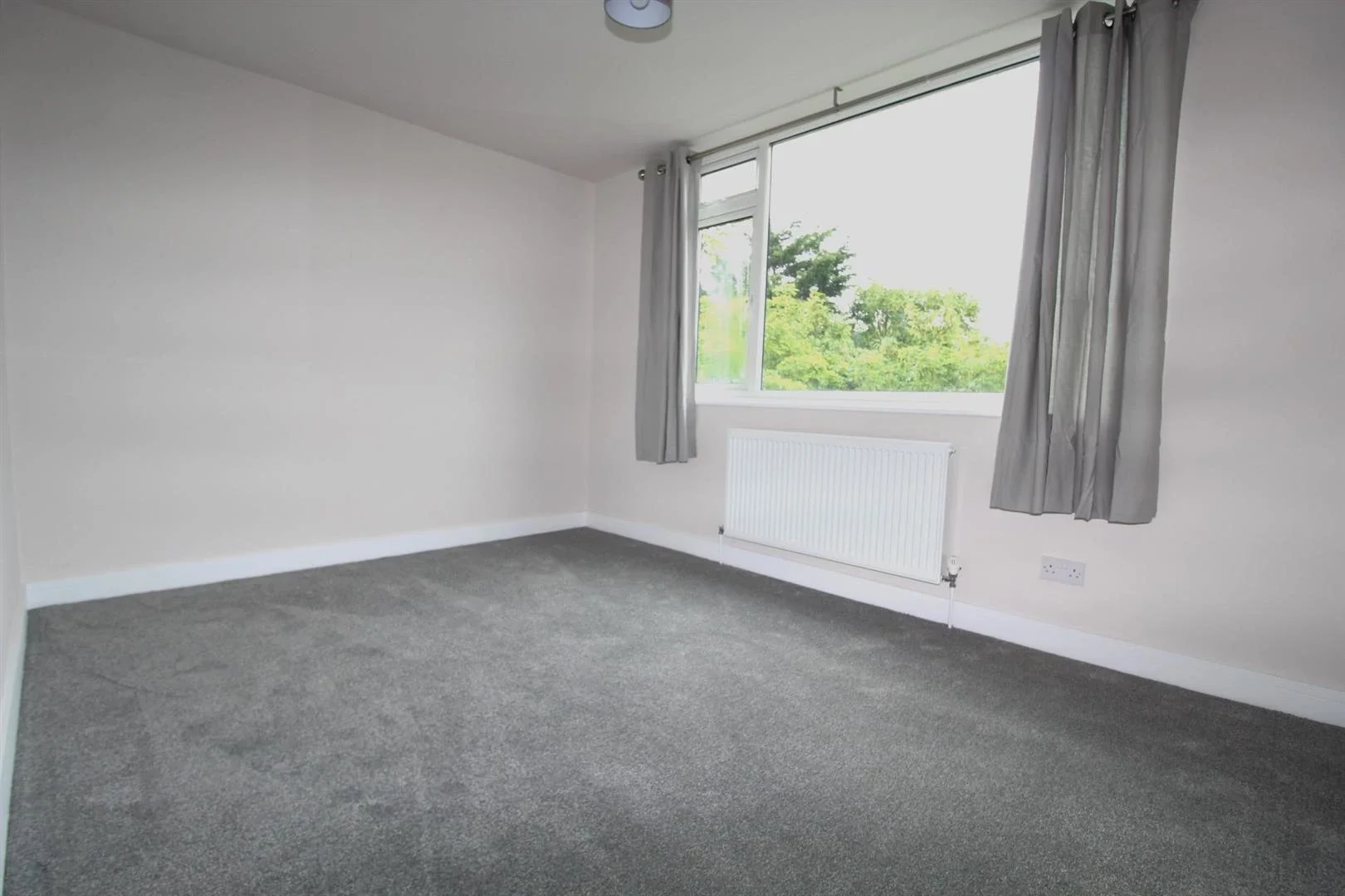Flat Chingford Avenue in Greater London