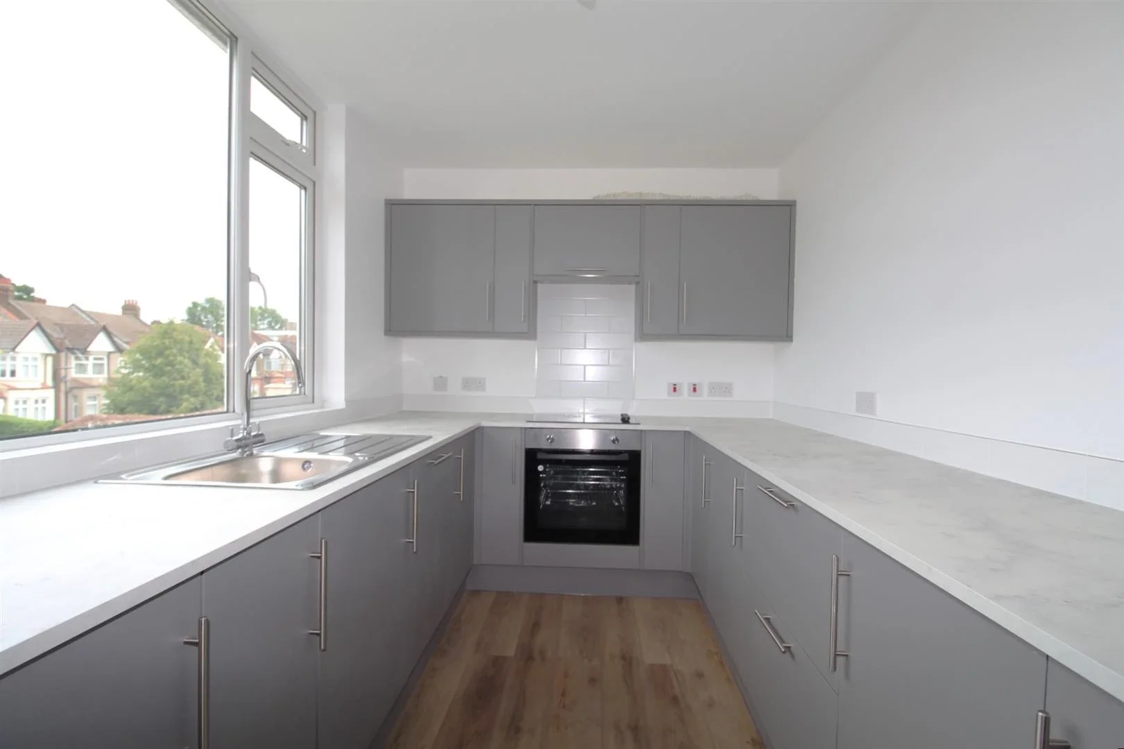 Flat Chingford Avenue in Greater London