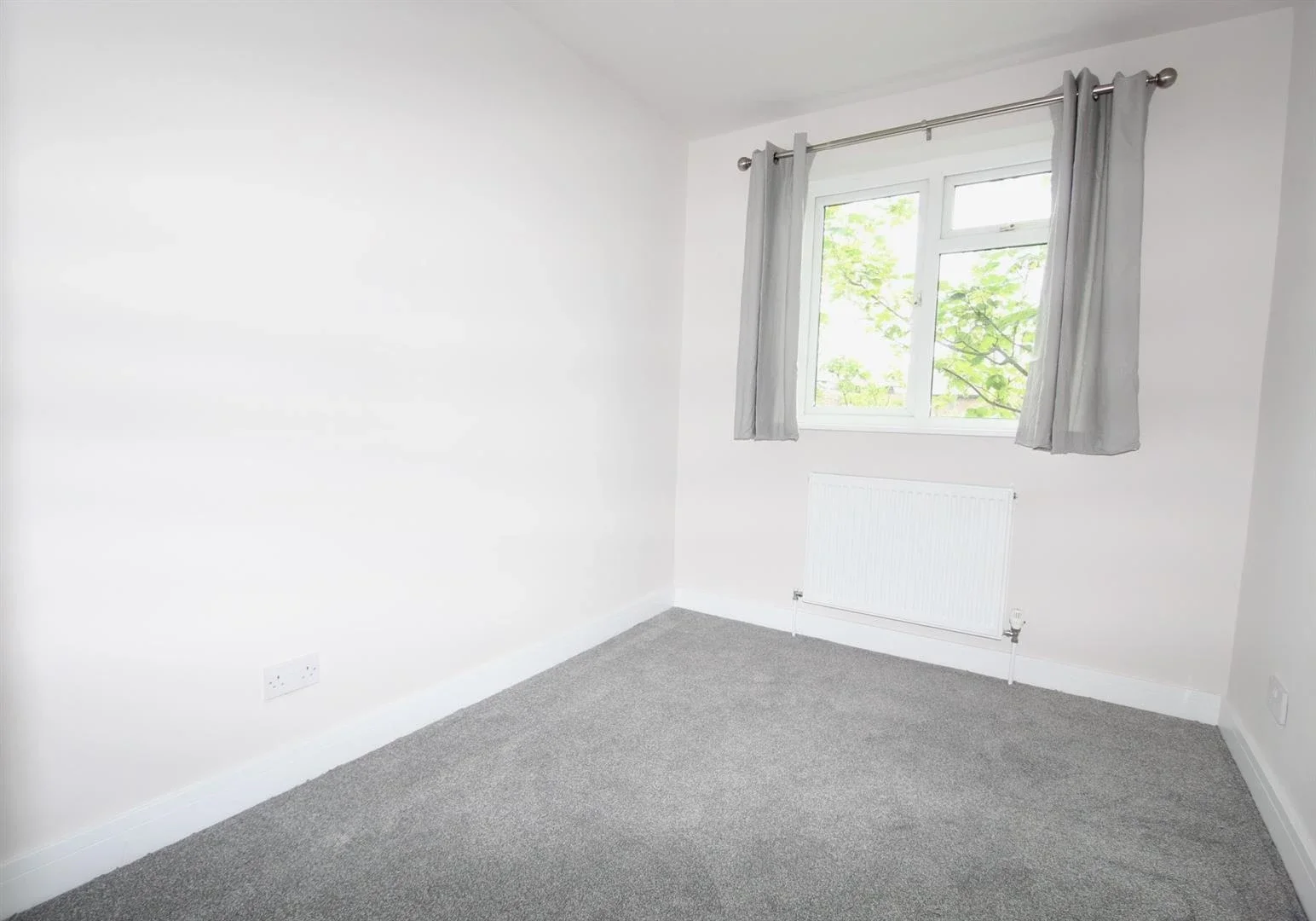 Flat Chingford Avenue in Greater London