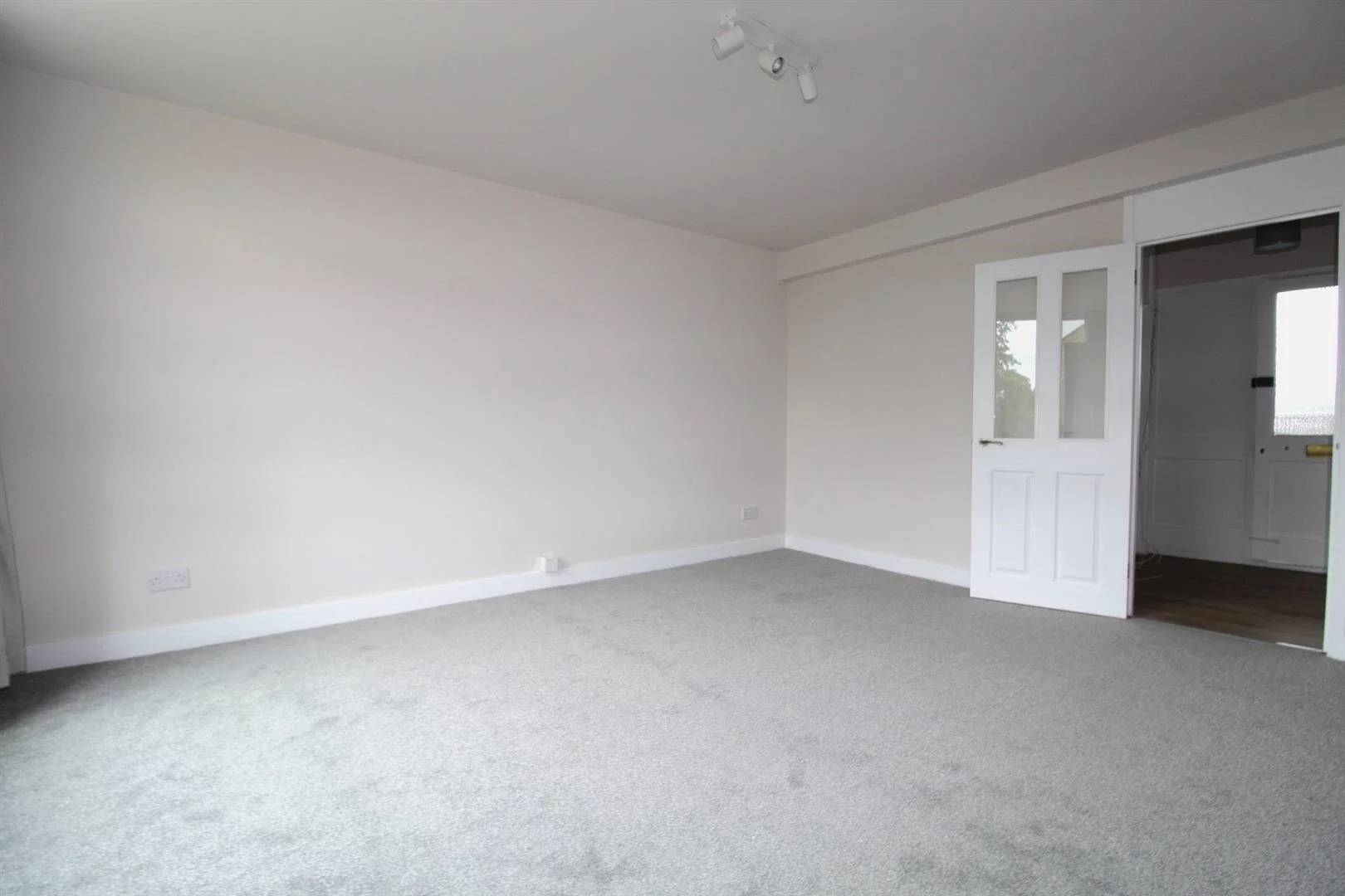 Flat Chingford Avenue in Greater London