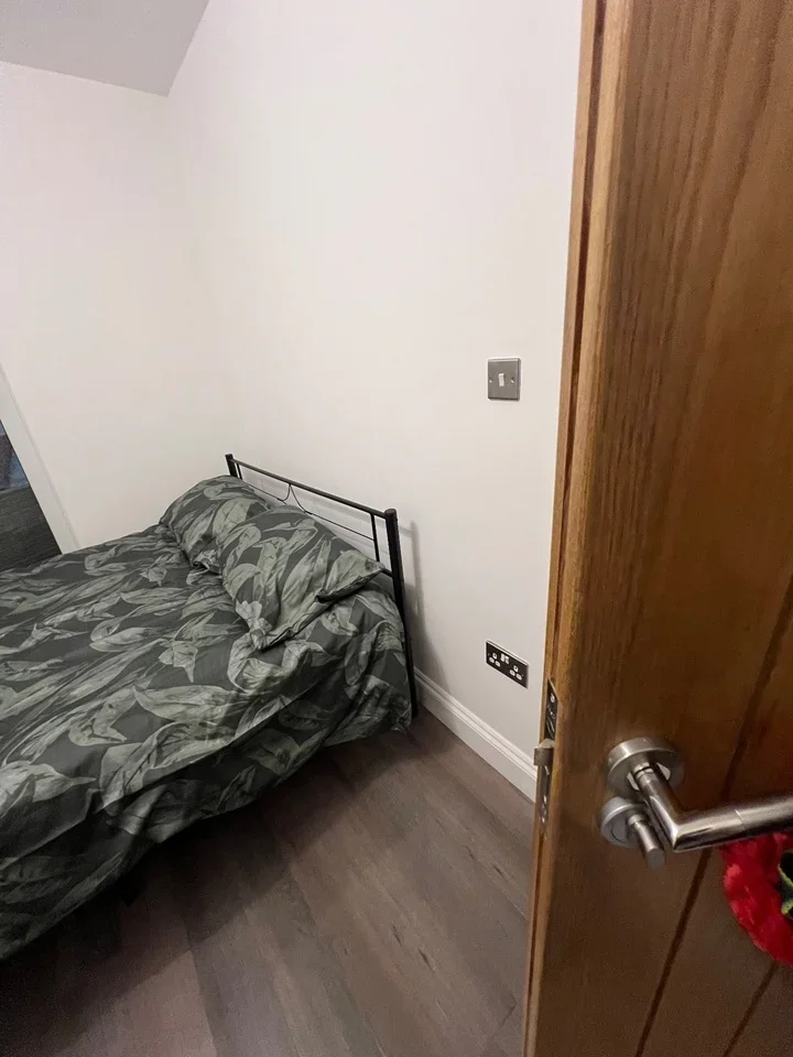 Room Wren Road in Greater London