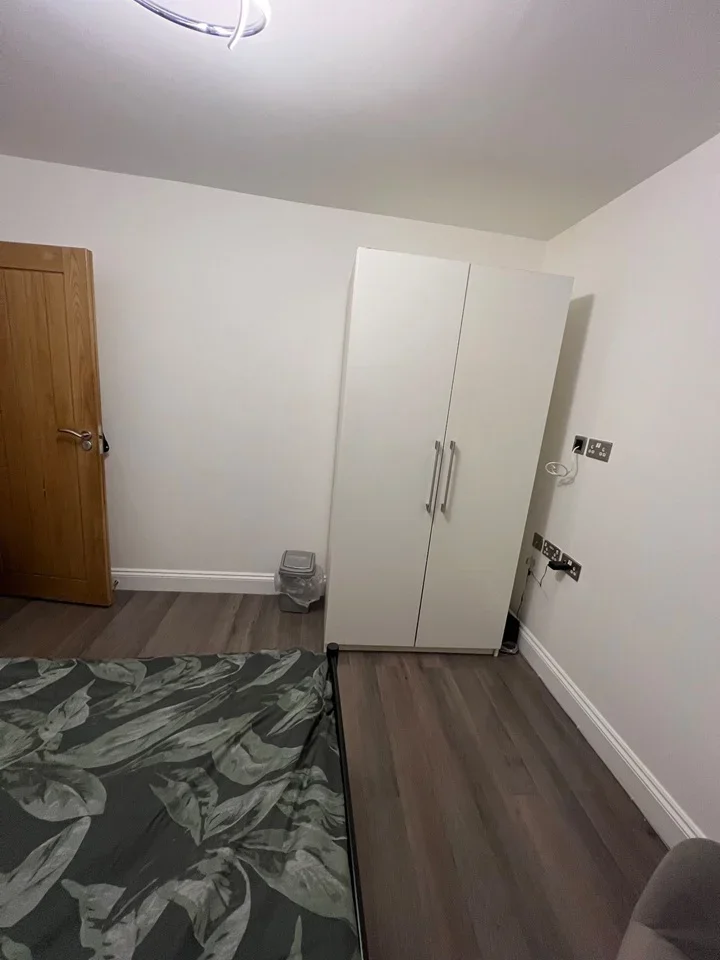 Room Wren Road in Greater London