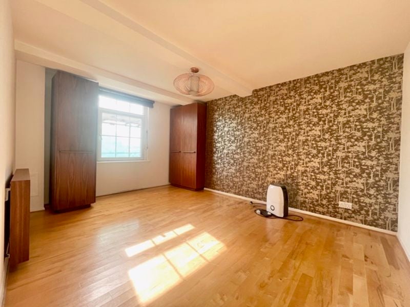 Flat Ainsley Street in Greater London