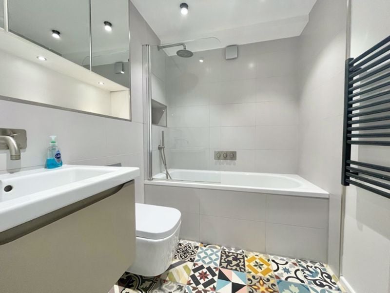 Flat Ainsley Street in Greater London