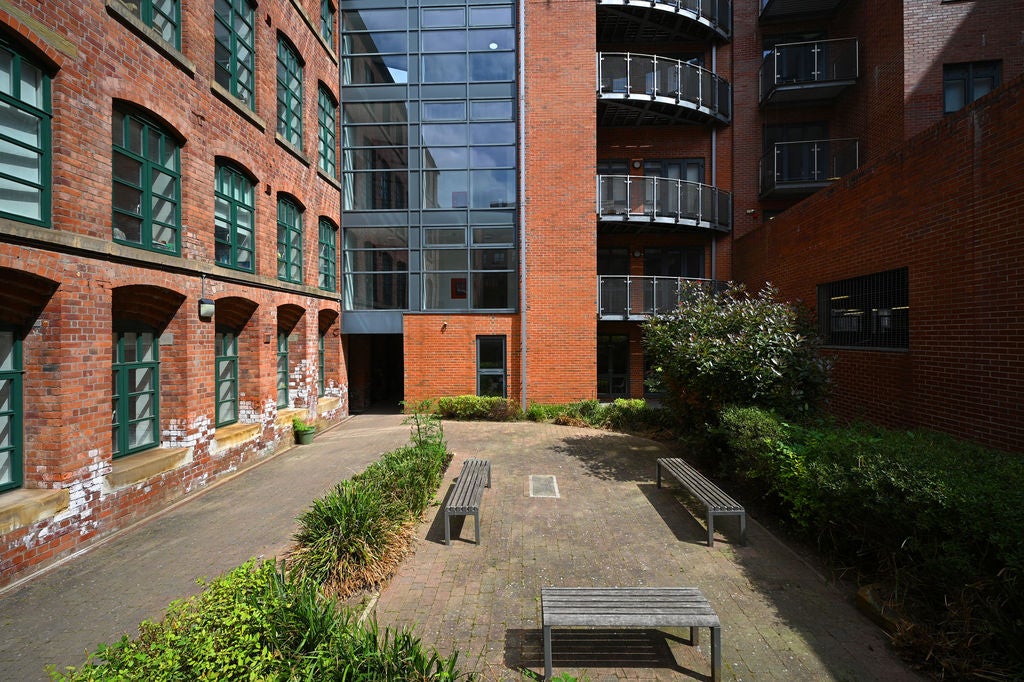 Flat Upper Allen Street in Sheffield