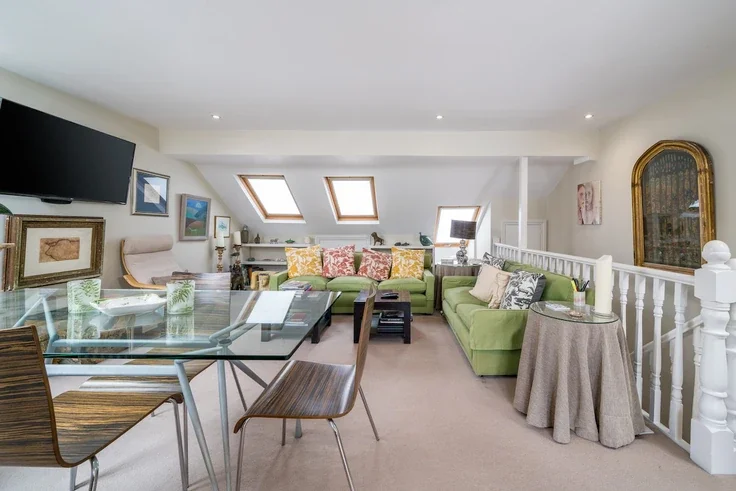 Flat Lurline Gardens in Greater London