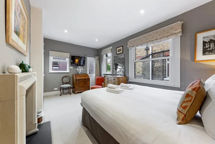 Flat Lurline Gardens in Greater London