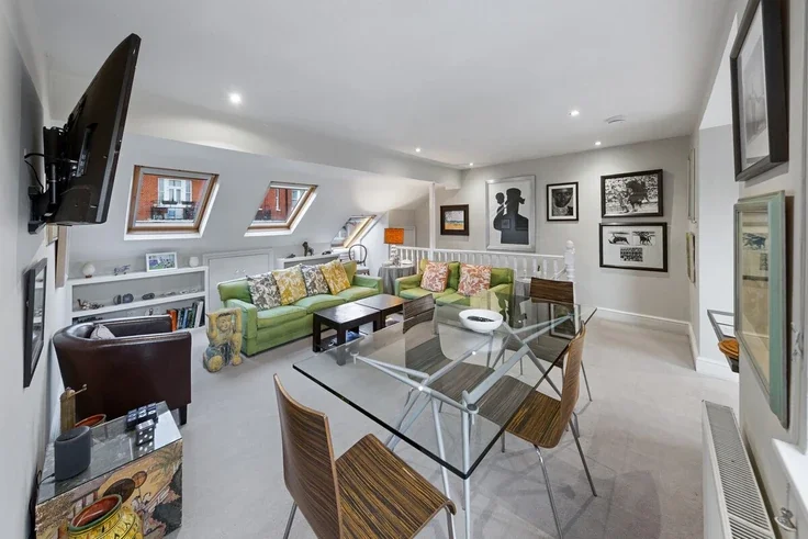 Flat Lurline Gardens in Greater London