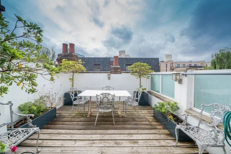 Flat Lurline Gardens in Greater London